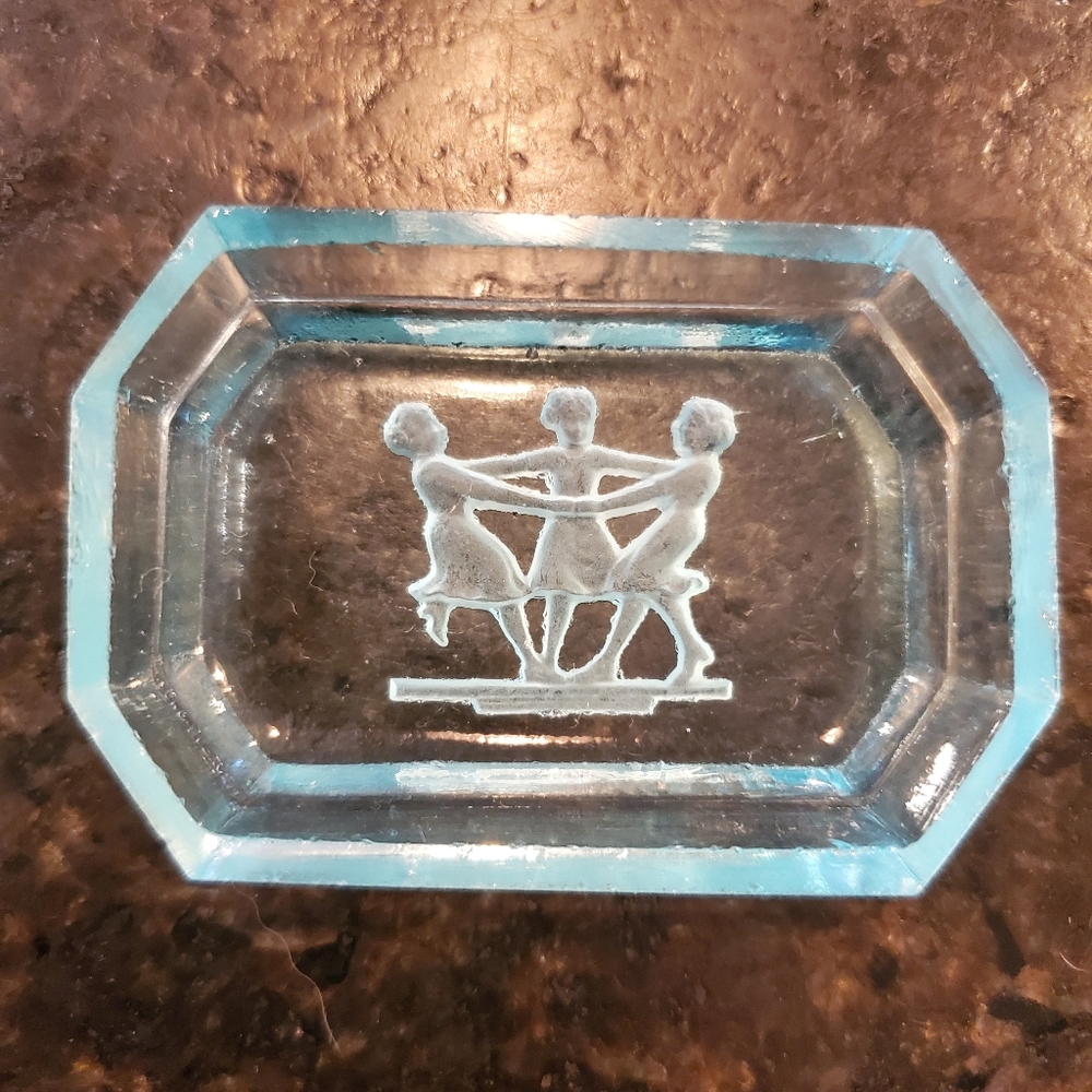 2 vintage '30s pressed glass ashtrays/salt cellars with etched child motif - Picture 3 of 14